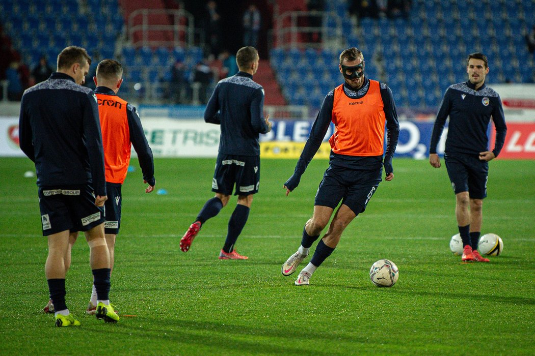 Tomáš Chorý v ochranné masce při rozcvičce před zápasem na Baníku Ostrava