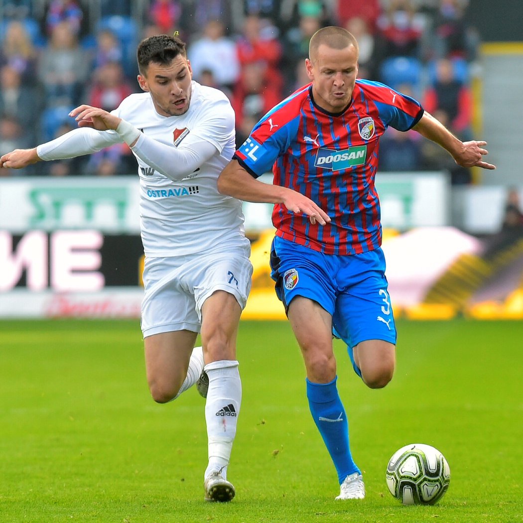 Rudolf Reiter z Baníku Ostrava a plzeňský Adam Hloušek v souboji o míč v zápase 13. kola FORTUNA:LIGY