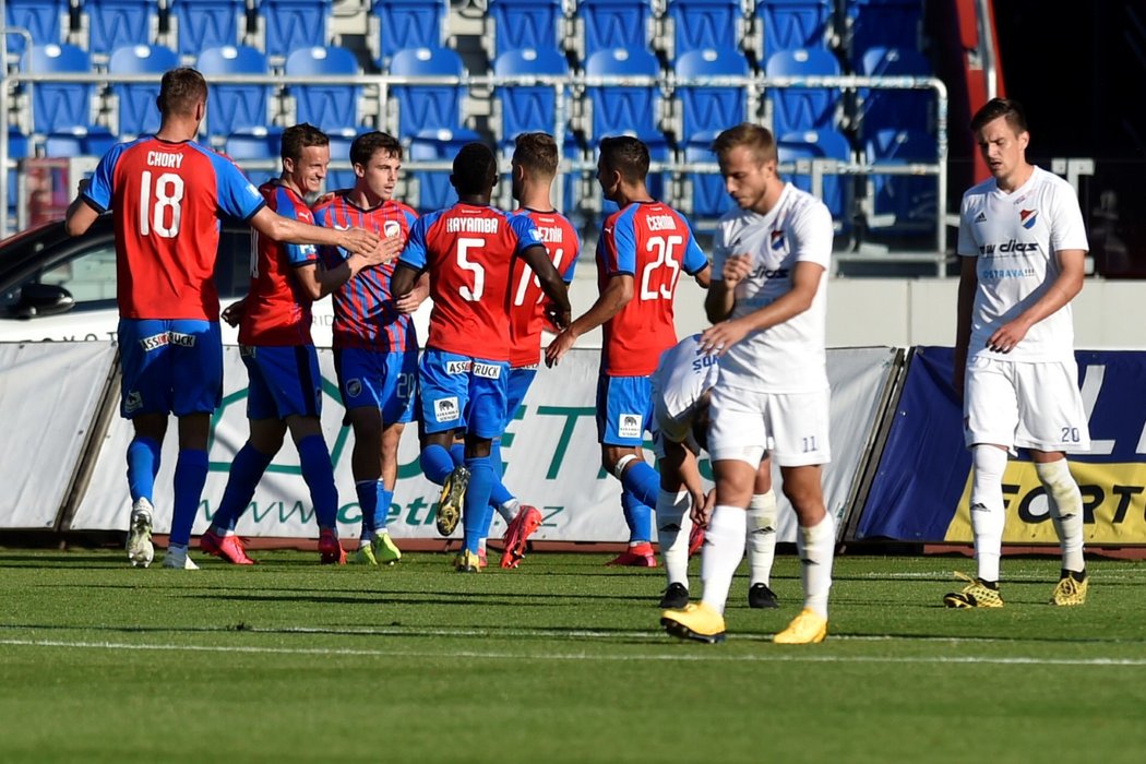 Radost fotbalistů Viktorie Plzeň poté, co záložník Pavel Bucha proměnil penaltu