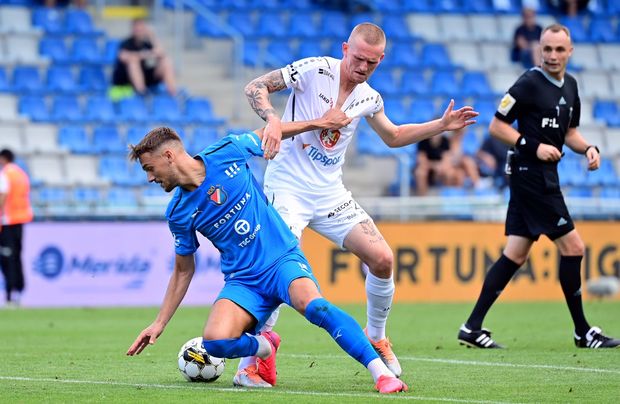 Robert Miškovič z Baníku v souboji s hradeckým Petrem Kodešem Robert Miškovič z Baníku v souboji s hradeckým Petrem Kodešem
