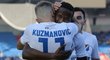 Ostravský Nemanja Kuzmanovič objímá střelce Dameho Diopa, který právě vstřelil svůj druhý gól v zápase se Sigmou Olomouc