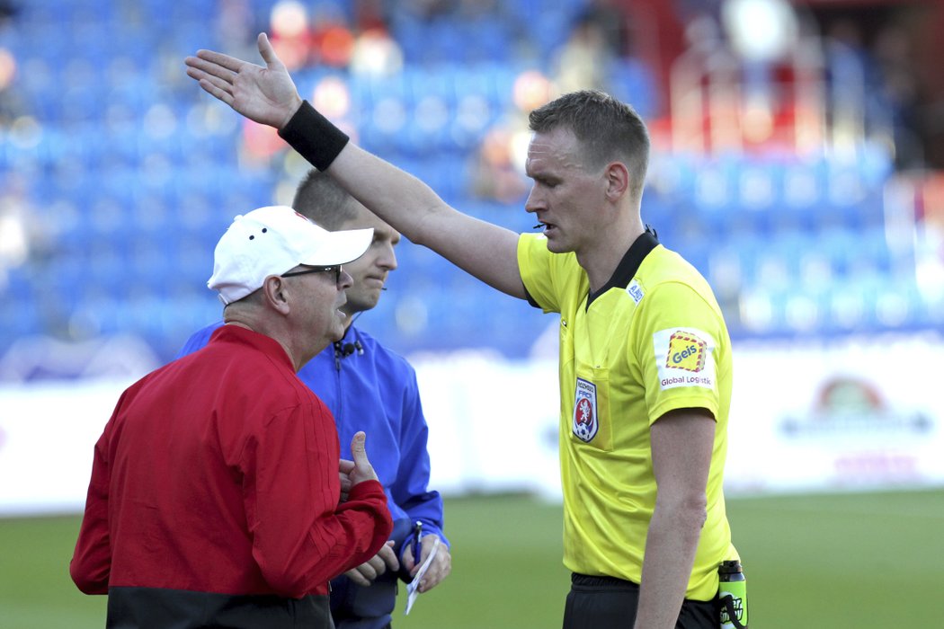 Kouč Baníku Bohumil Páník je vykázán na tribunu rozhodčím Berkou v duelu proti Slavii