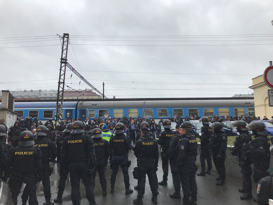 Fanoušci Baníku Ostrava na vršovickém nádraží před pochodem na zápas se Slavií