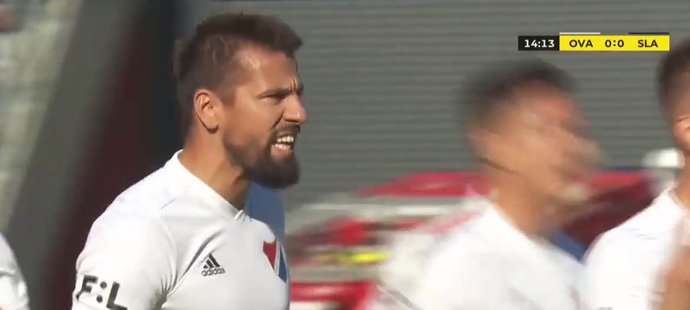 Milan Baroš řve na rozhodčího Berku poté, co ho vyloučil v zápase Baníku se Slavií