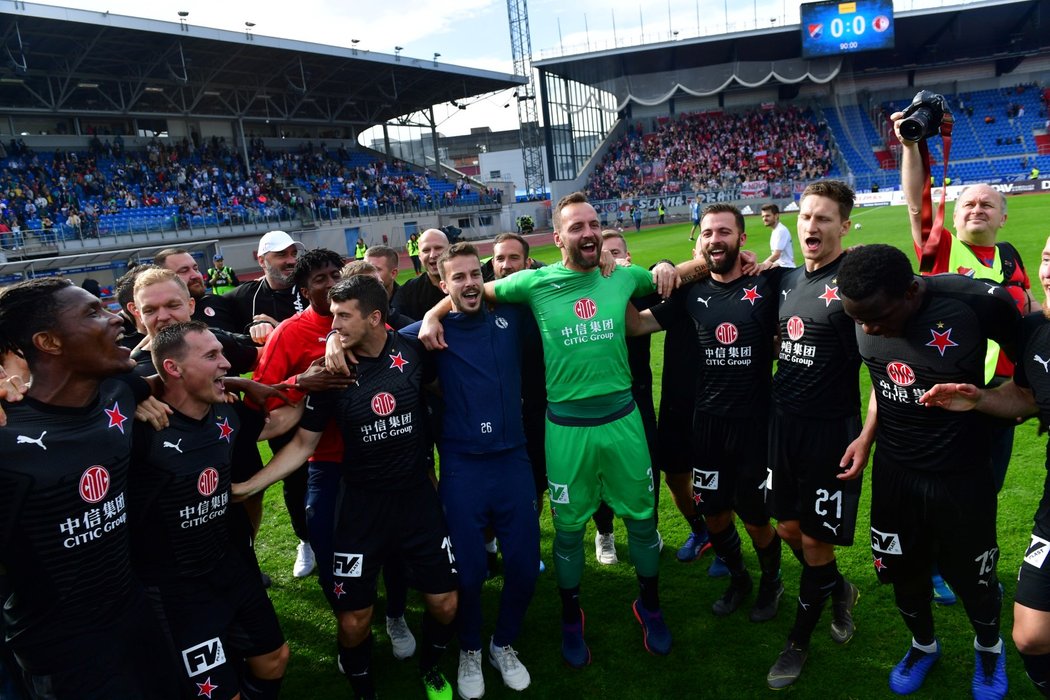 Fotbalisté Slavie se radují ze zisku mistrovského titulu na půdě Baníku Ostrava