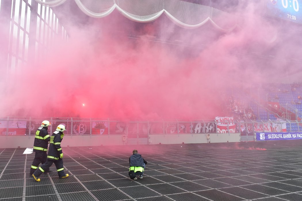 &#34;Titulová&#34; dýmovnice od fanoušků Slavie po remíze na Baníku