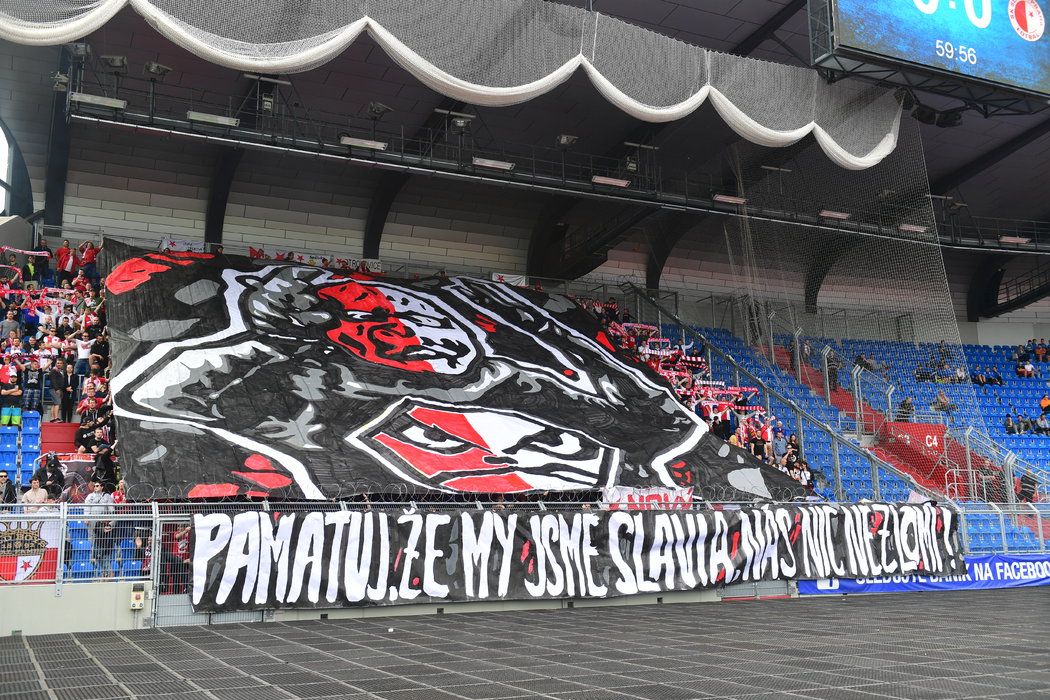 Choreo slávistických fanoušků v Ostravě, kde díky remíze 0:0 získali &#34;sešívaní&#34; mistrovský titul