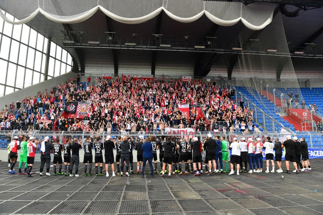 Děkovačka slávistických fotbalistů s kotlem fanoušků v Ostravě, kde jim remíza zajistila titul