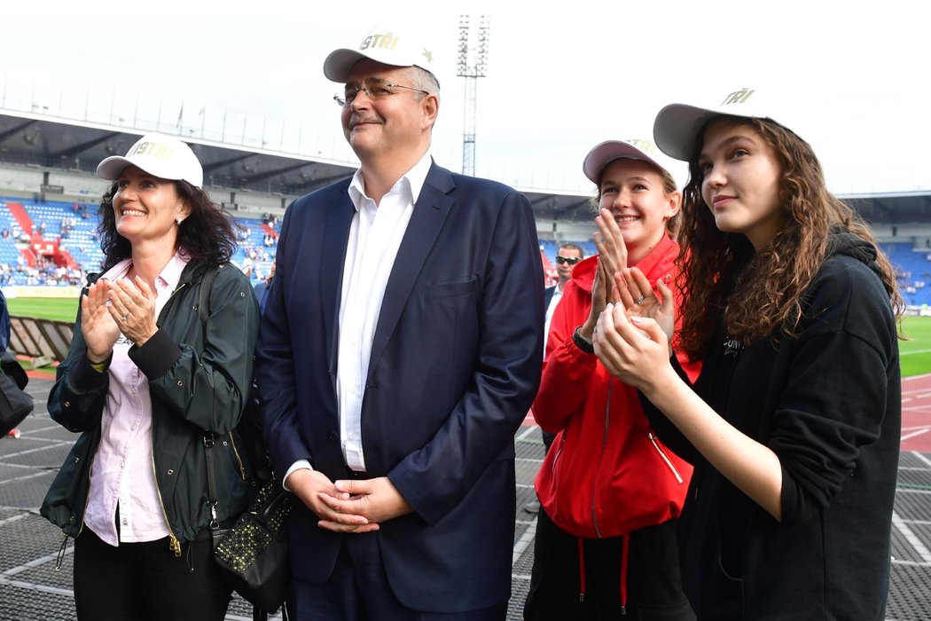 Rodina Jaroslava Tvrdíka tleská fanouškům Slavie při oslavách titulu