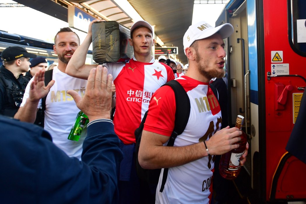 Fotbalisté Slavie nastoupili v Ostravě do mistrovského vlaku na Prahu, zásoby alkoholu byly důkladné...