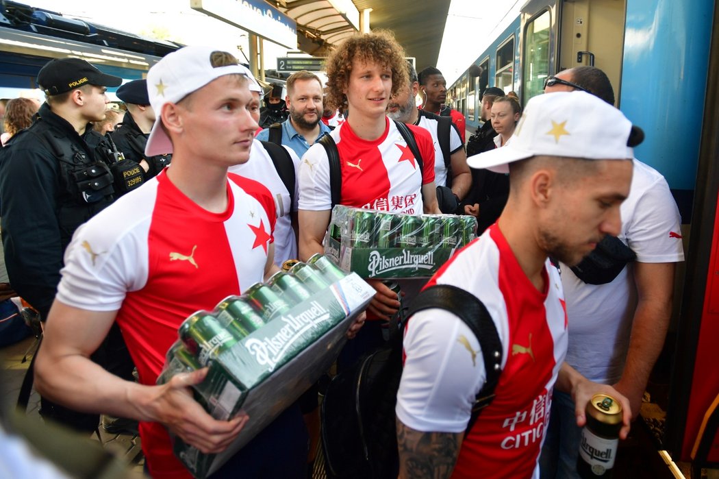 Fotbalisté Slavie nastoupili v Ostravě do mistrovského vlaku na Prahu, zásoby alkoholu byly důkladné...