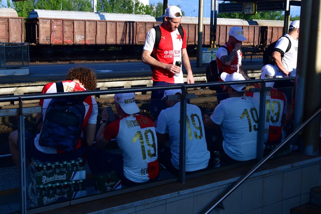 Fotbalisté Slavie nastoupili v Ostravě do mistrovského vlaku na Prahu, zásoby alkoholu byly důkladné...