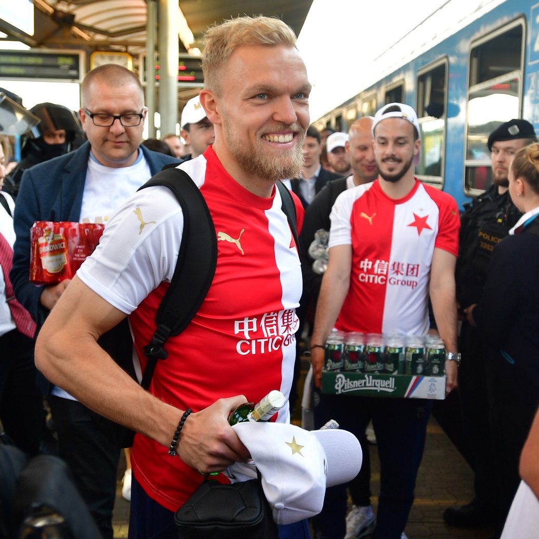 Fotbalisté Slavie nastoupili v Ostravě do mistrovského vlaku na Prahu, zásoby alkoholu byly důkladné...