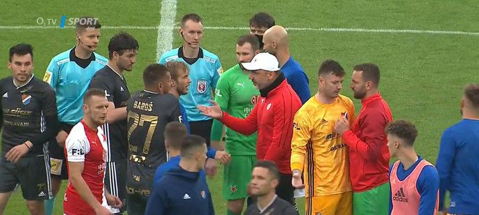 Po zápase Baník - Slavia si reálné i domnělé křivdy vyříkávali aktéři zápasu přímo na trávníku