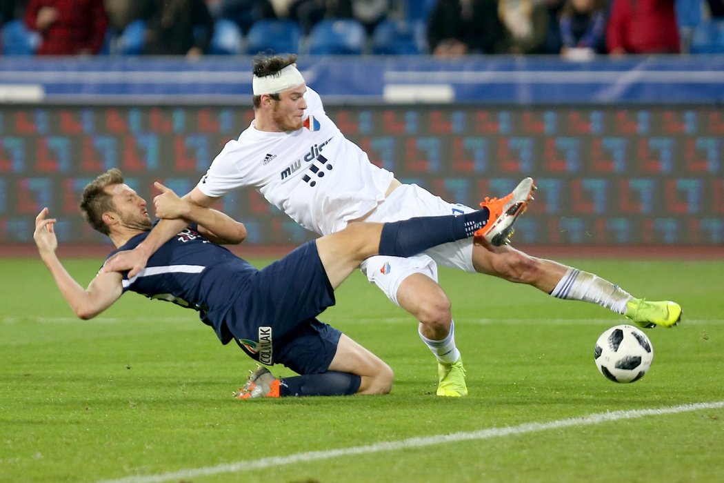 Jakub Šašinka (vpravo) v souboji s Jiřím Krejčím