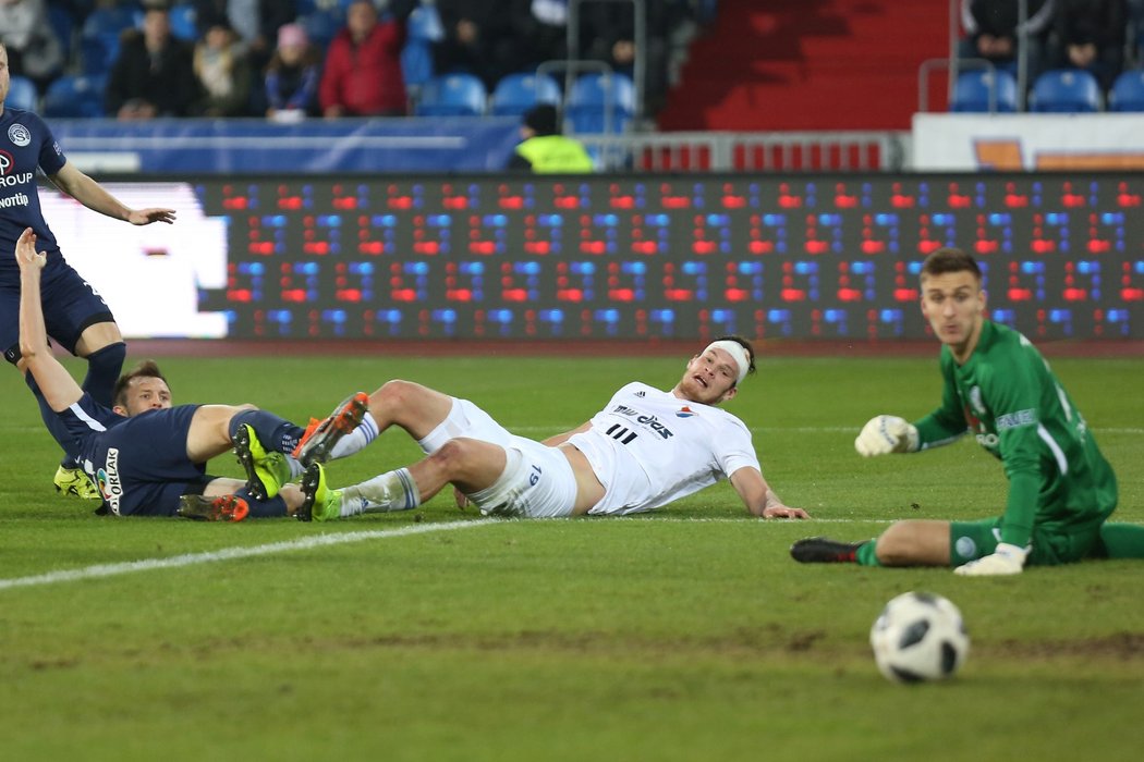 Jakub Šašinka (uprostřed) v šanci a brankář Matouš Trmal