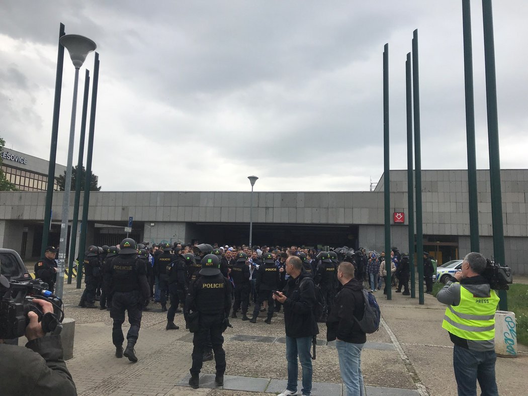 Fanoušci Baníku Ostrava vyrazili z holešovického nádraží na duel se Spartou