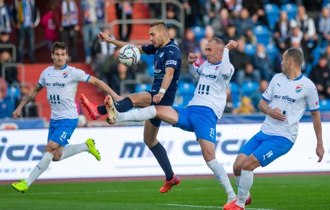 Fotbalisté Baníku Ostrava v utkání proti Slovácku - o balon bojuje stoper David Lischka, vlevo dobíhá další obránce Jaroslav Svozil