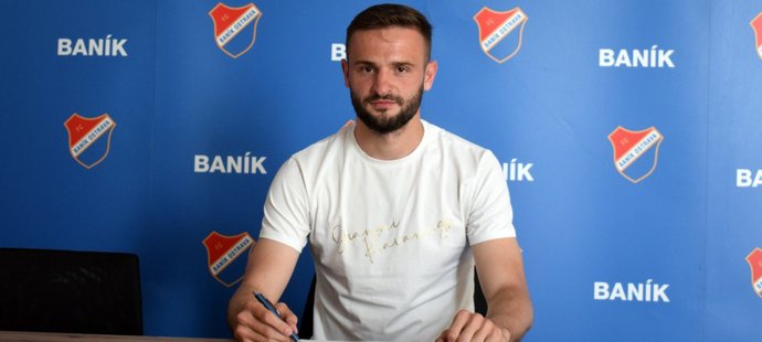Útočník Tomáš Zajíc při podpisu smlouvy s Baníkem Ostrava
