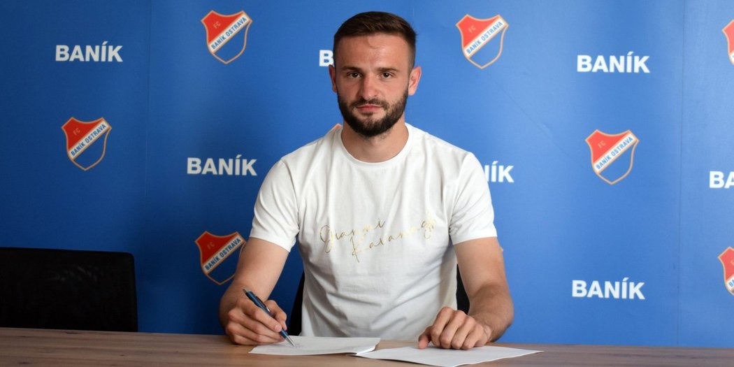 Útočník Tomáš Zajíc při podpisu smlouvy s Baníkem Ostrava