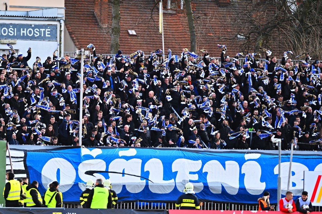 Fanoušci Baníku během zápasu v Brně