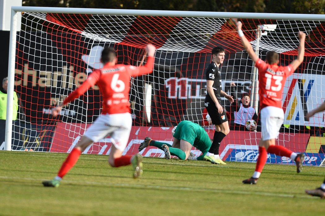 Fotbalisté Brna slaví gól proti Baníku