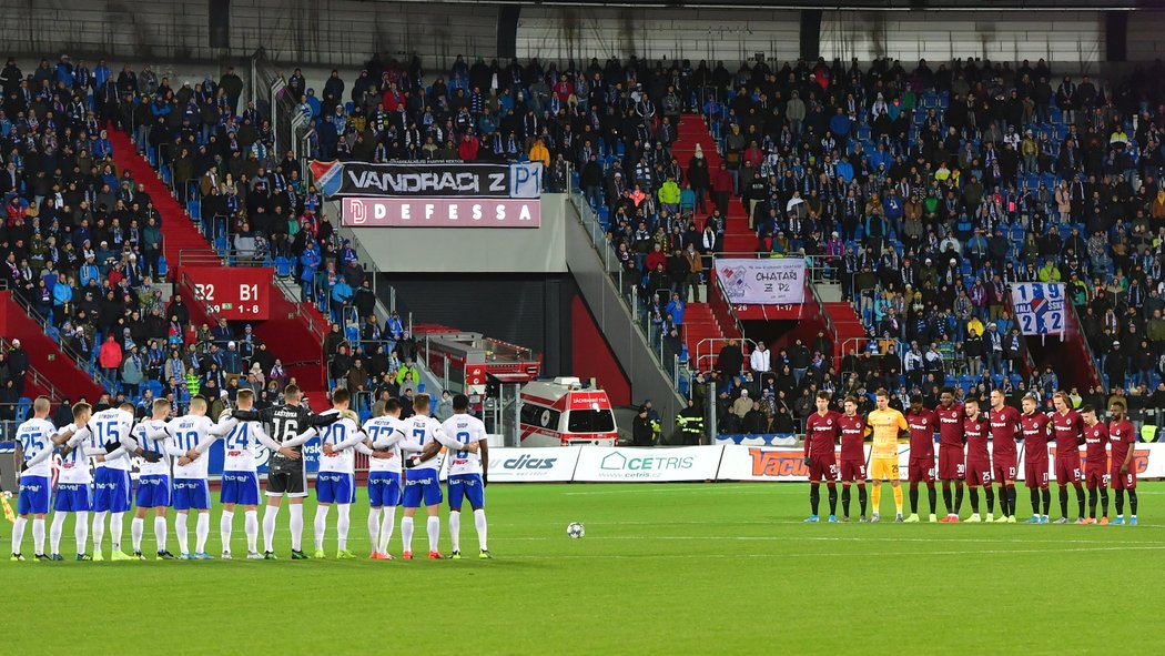 Celý stadion před zápasem uctil oběti tragédie z ostravské nemocnice