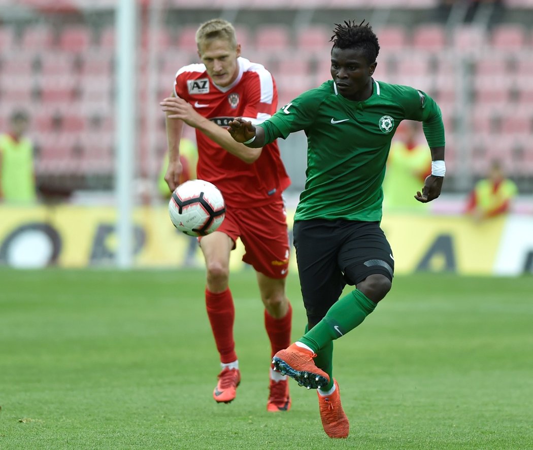 Emmanuel Antwi odehrává míč před dotírajícím Michalem Škodou