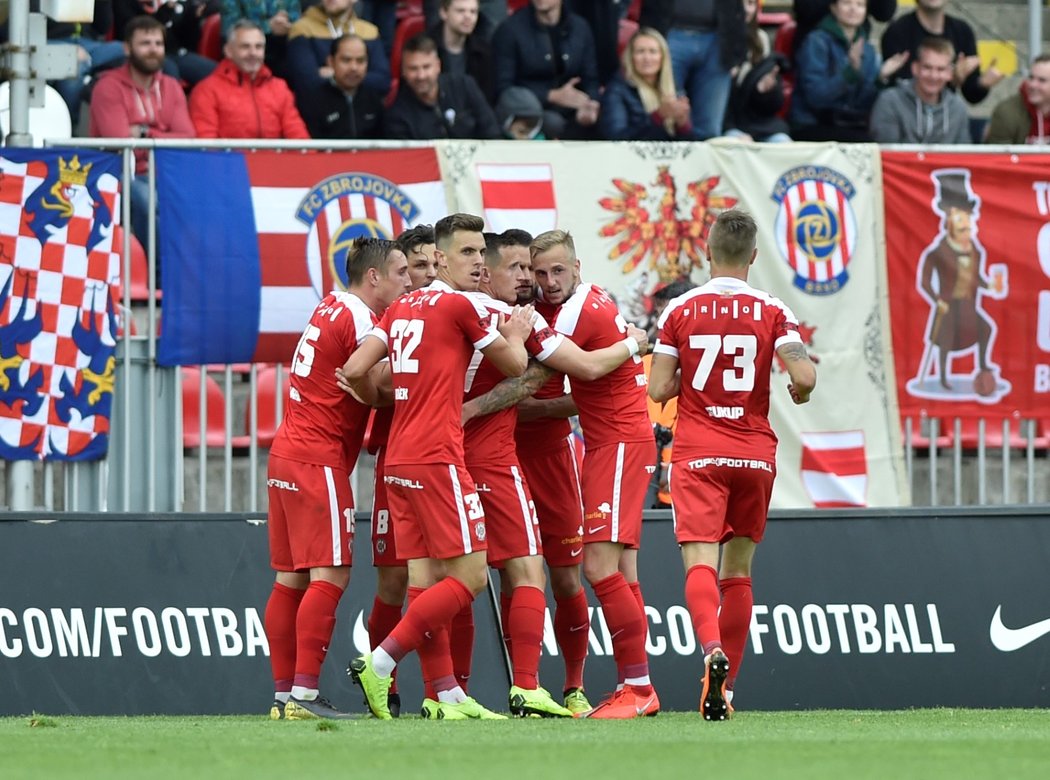 Fotbalisté Zbrojovky Brno se radují z gólu do sítě Příbrami během úvodního zápasu baráže o FORTUNA:LIGU