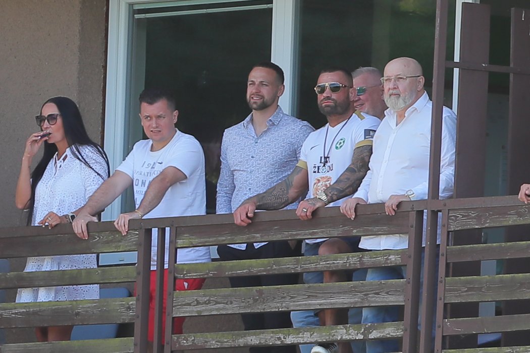 Karel Vémola sleduje baráž Příbram - Pardubice s klubovým bossem Jaroslavem Starkou, v pozadí také lobbista Ivo Rittig
