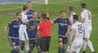 Fotbalisté Jihlavy se zlobí na sudího po odpískané penaltě v baráži s Karvinou