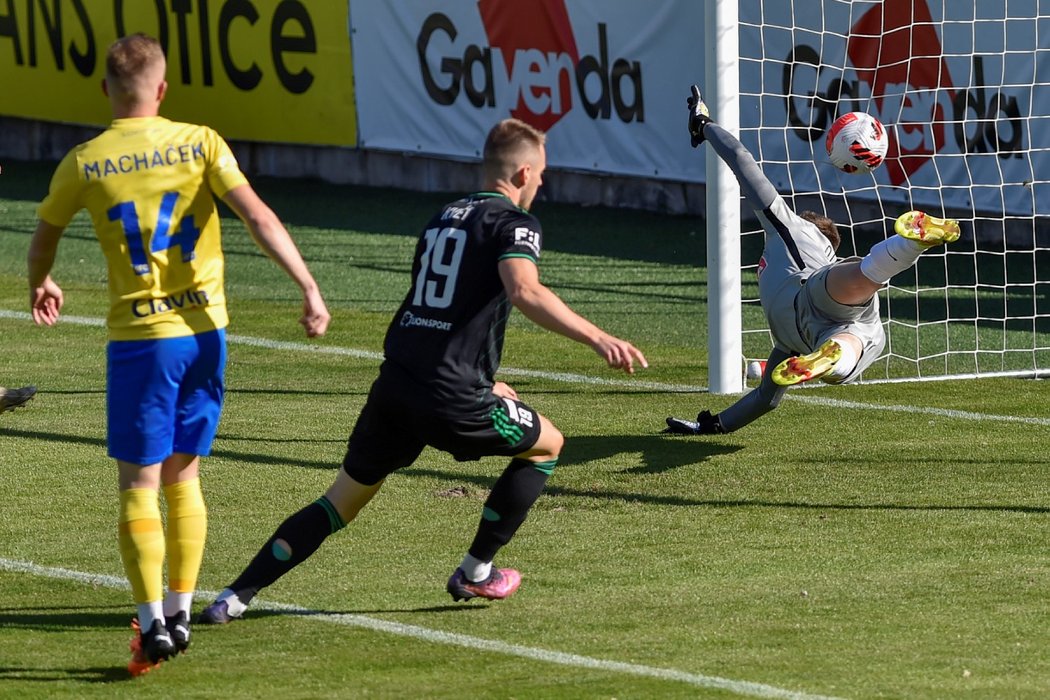 Roman Květ hlavou překonal opavského brankáře Tomáše Digaňu