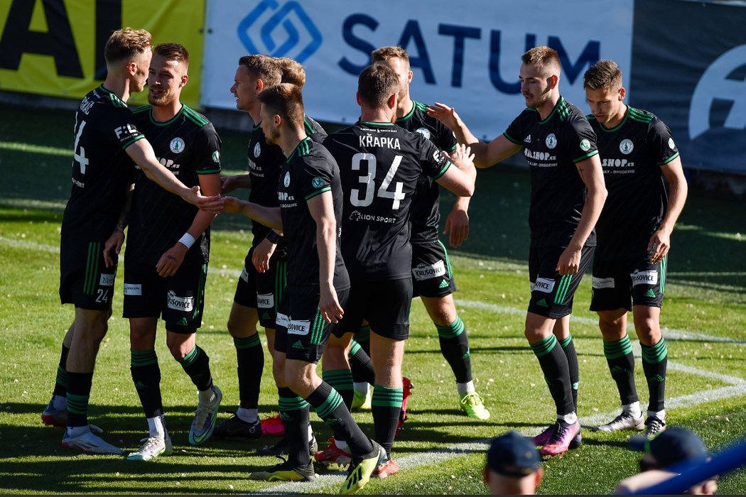 Fotbalisté Bohemians slaví gól Romana Květa v Opavě