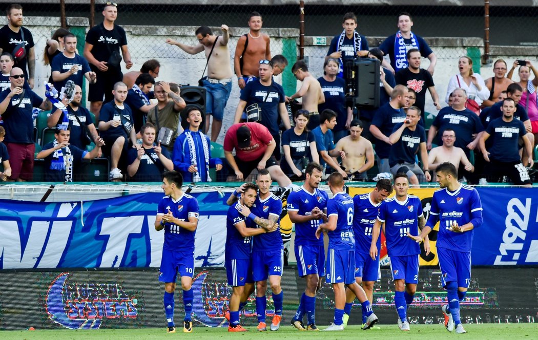 Fotbalisté Baníku se radují z vítězného gólu, který v závěru utkání vstřelil Ondřej Šašinka