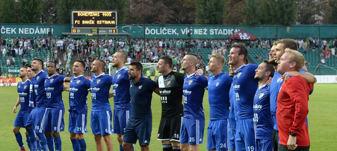 Fotbalisté Baníku Ostrava se radují s fanoušky z vítězství na hřišti Bohemians