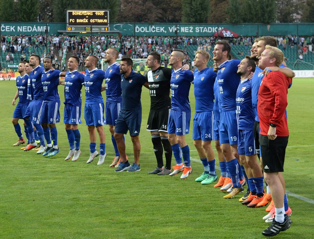 Fotbalisté Baníku Ostrava se radují s fanoušky z vítězství na hřišti Bohemians