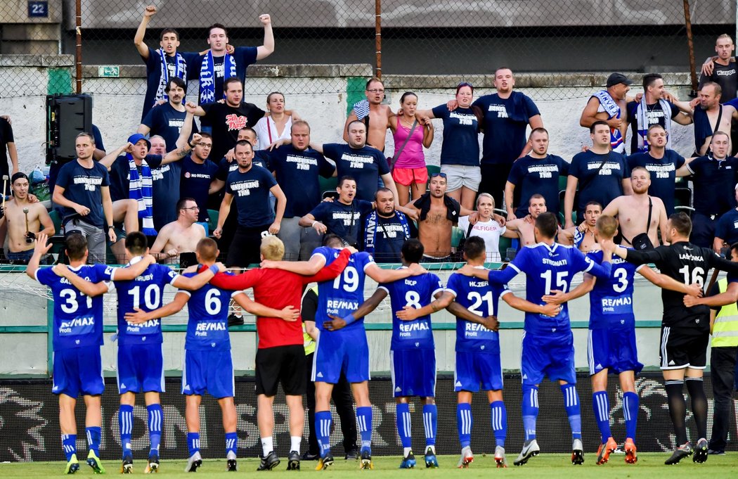 Fotbalisté Baníku Ostrava si užívají po zápase na hřišti Bohemians vítězné děkovačky s fanoušky