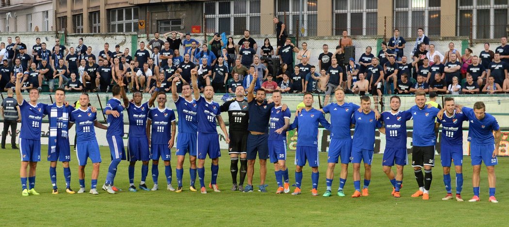 Ostravští fotbalisté se po vítězném utkání proti Bohemians vyfotili společně s početnou skupinou svých fanoušků