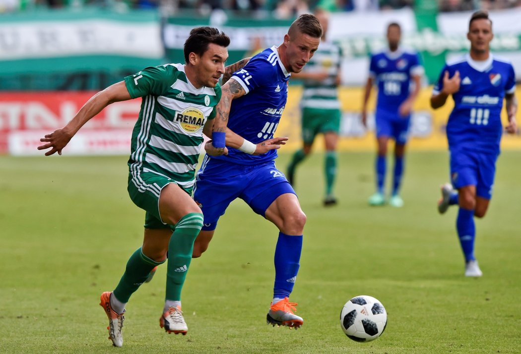 Ostravský obránce Jiří Fleišman marně stíhá záložníka Bohemians Rudolfa Reitera