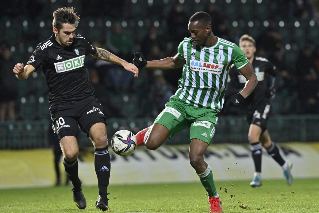 Karvinský Petr Buchta v souboji o míč s Ibrahimem Keitou z Bohemians