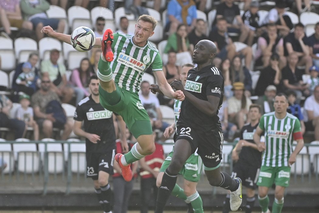 Fotbalisté Bohemians v domácím souboji s Karvinou