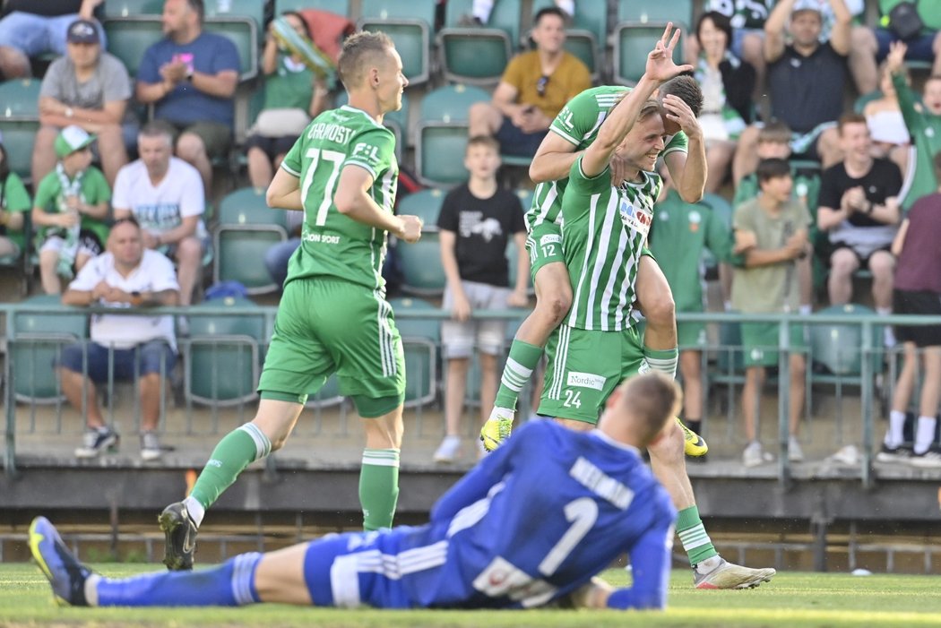 Fotbalisté Bohemians v duelu s Karvinou