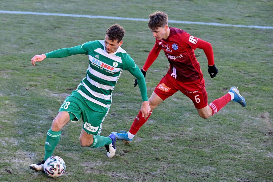 Lukáš Hůlka z Bohemians stíhaný olomouckým Kryštofem Daňkem