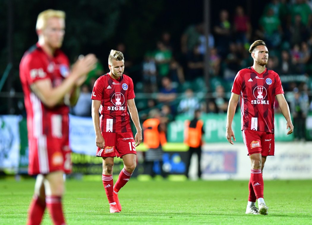 Fotbalisté Olomouce po porážce v Ďolíčku. Uprostřed Ondřej Zmrzlý