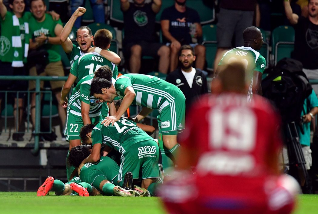 Radek Látal (v popředí) sleduje radost hráčů Bohemians po dokonání obratu