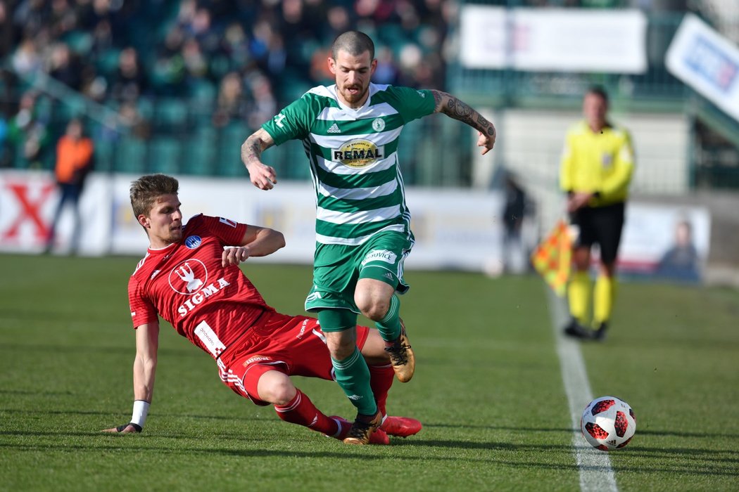 Olomoucký Jiří Texl se snaží zastavit skluzem Davida Barteka z Bohemians