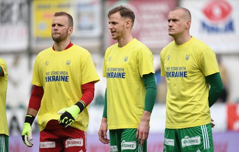 Fotbalisté Bohemians při nástupu před zápasem podpořili napadenou Ukrajinu