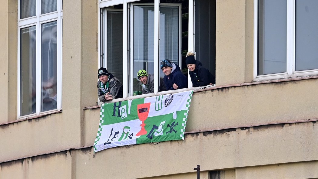 Domácí fanoušci podporují Bohemians z přilehlých domů