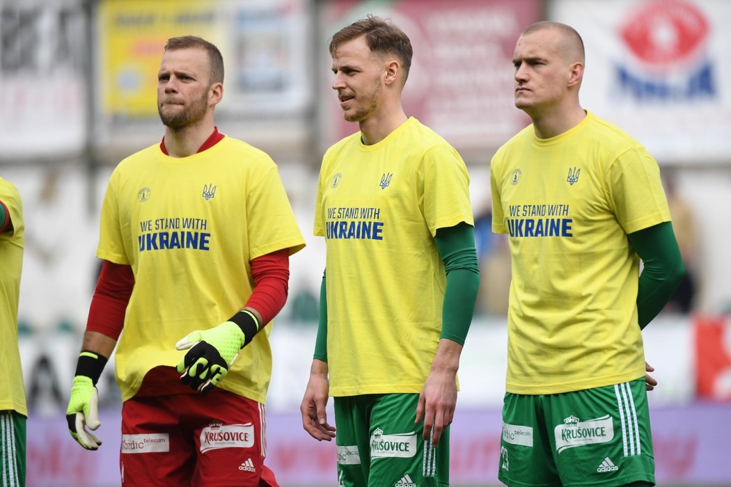 Fotbalisté Bohemians při nástupu před zápasem podpořili napadenou Ukrajinu