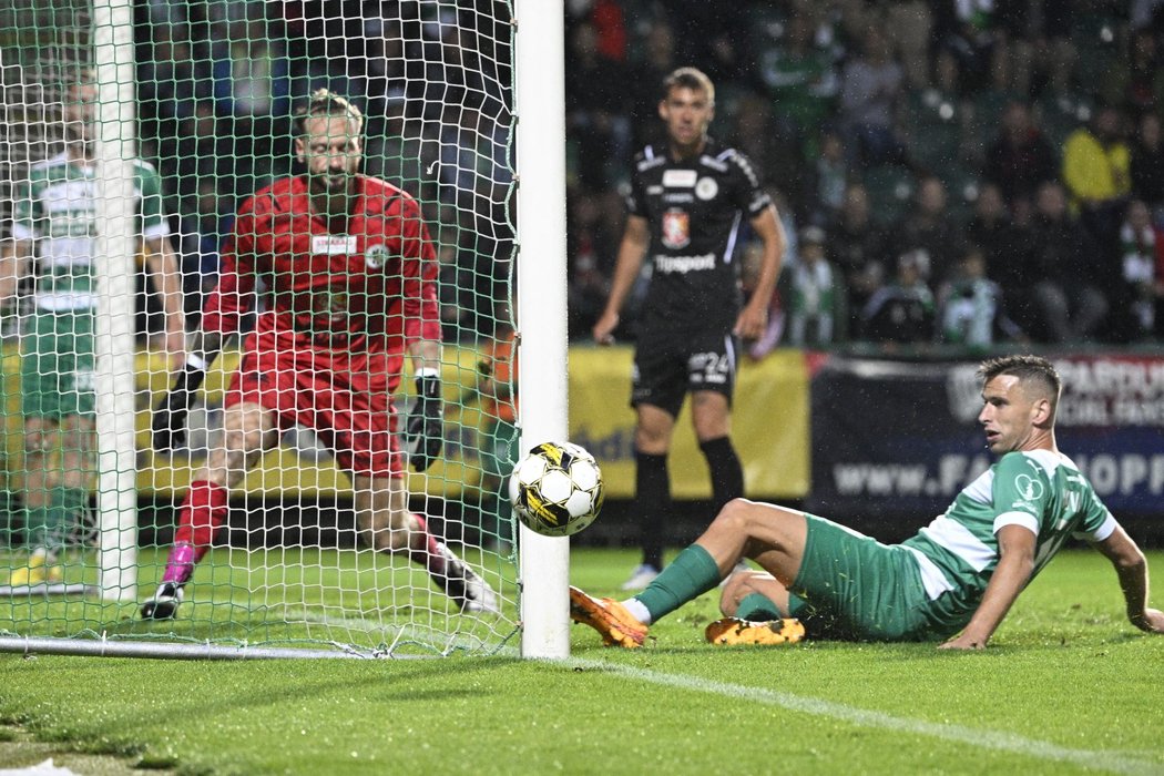 Jedna z největších šancí Bohemians v utkání, míč po hlavičce Hronka proskákal kolem tyče